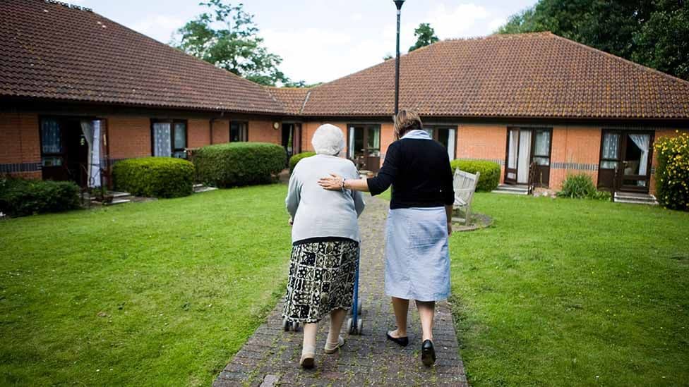 24h-Pflege: Erschwingliche 24 Stunden Seniorenbetreuung durch Pflege daheim