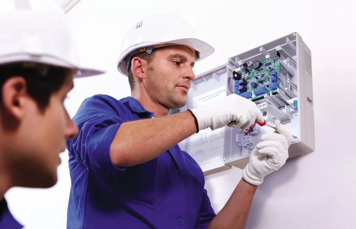 UVV Prüfung – Wie die DGUV V3 Prüfung den Arbeitsalltag sicherer macht