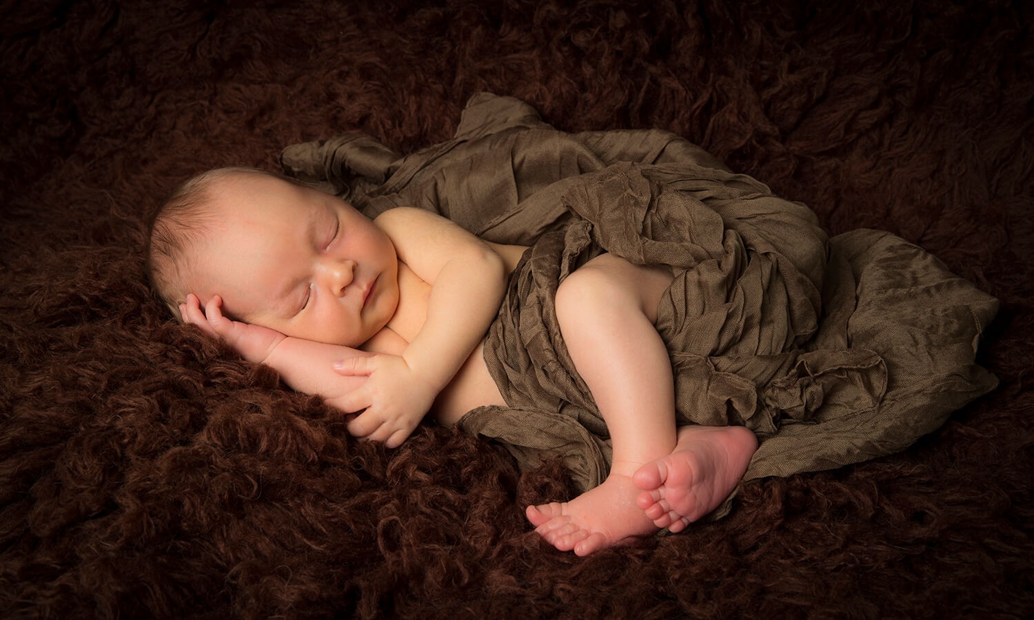 So entstehen ruhige Wohlfühlbilder mit liebevoller Babyfotografie