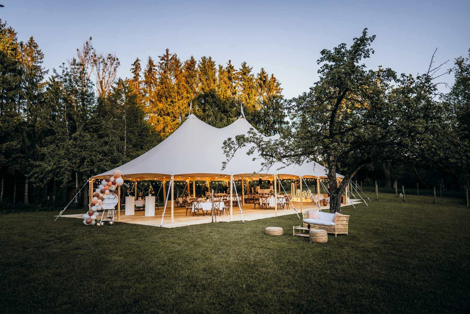 Hochzeit im Zelt: Die Magie einer Zeltzeremonie