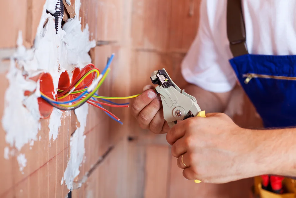 UVV Prüfung – Wie die DGUV V3 Prüfung den Arbeitsalltag sicherer macht
