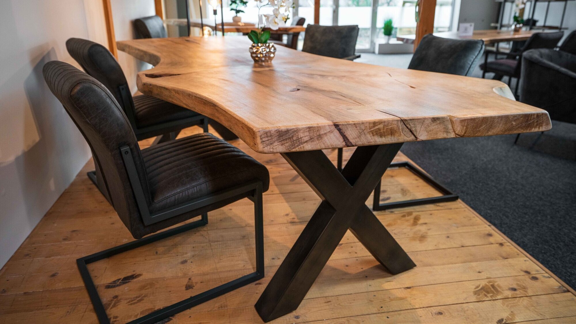 Einzigartiges Möbelhaus in Enschede: Entdecke Design und Qualität mit Tisch Baumstamm bei Mokana Meubelen